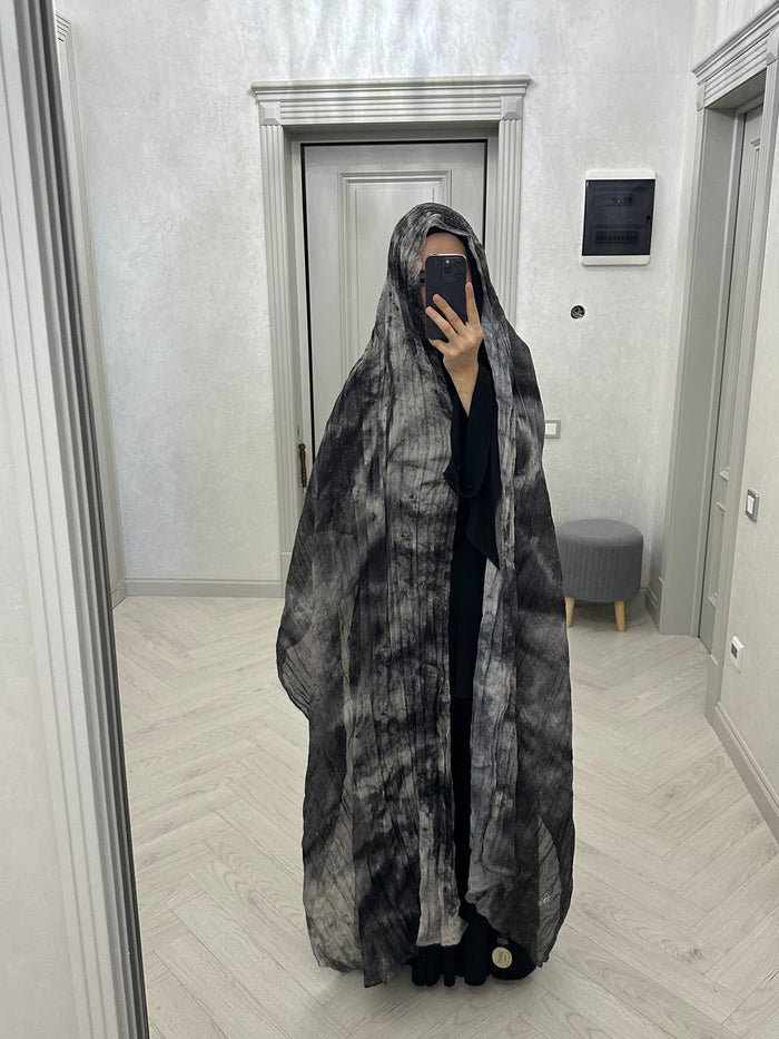Aisha — hijab fluide gris et noir, vue portée