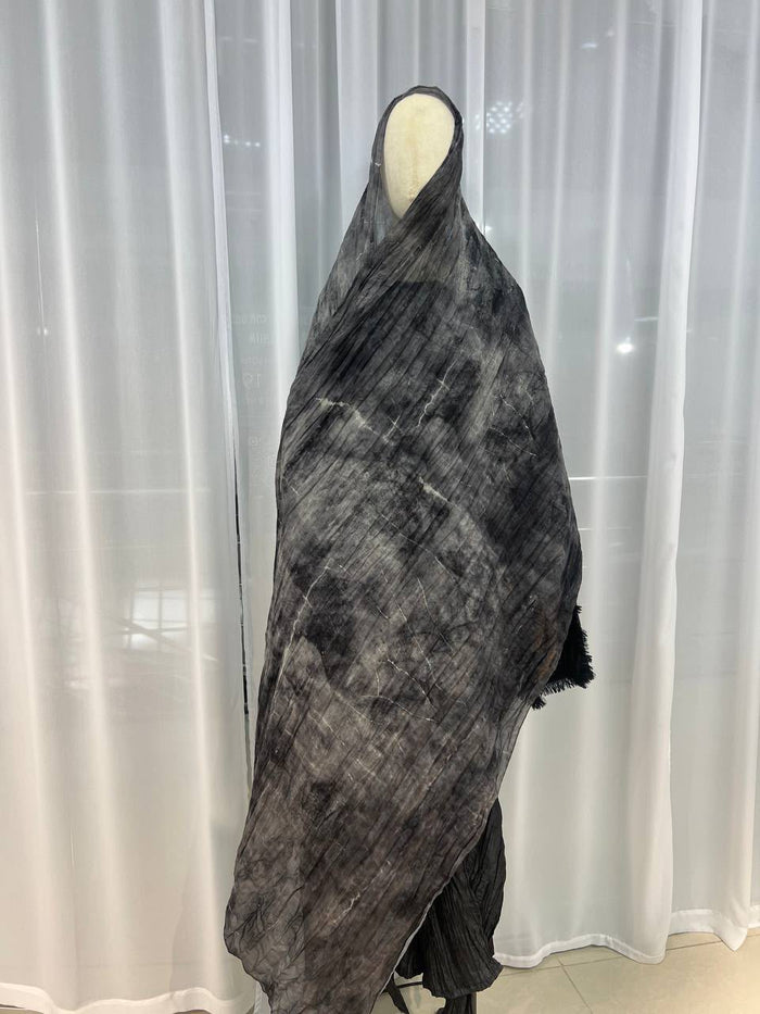 Aisha — hijab fluide gris et noir, vue du drapé