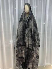 Aisha — hijab fluide gris et noir, vue du drapé