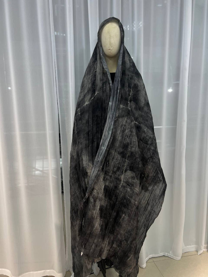 Aisha — hijab fluide gris et noir, vue du drapé