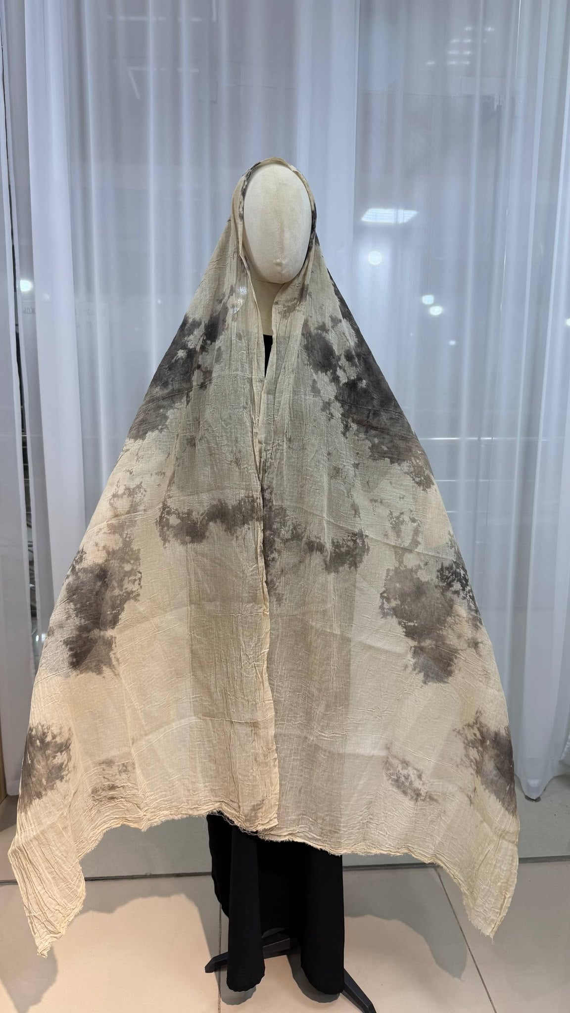Aleksana — hijab écru sable aux nuances gris fumé, vue de face