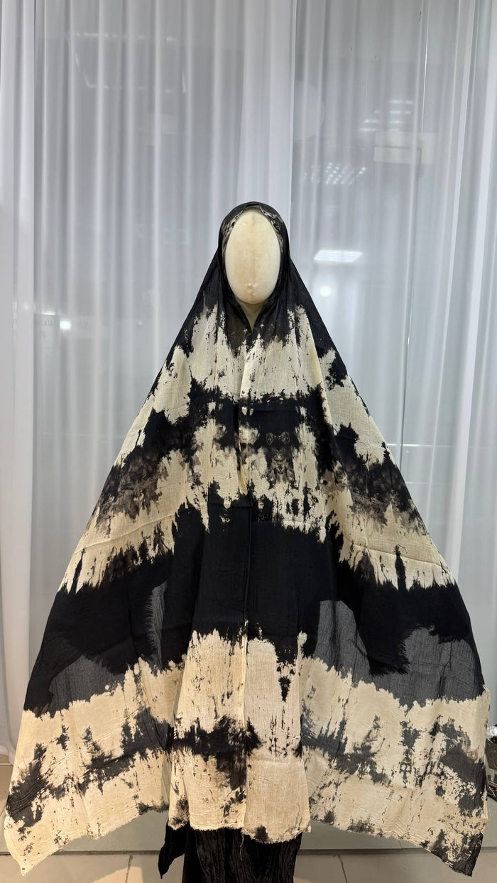Snezhana — vue de face du motif noir et beige et de la longueur maxi